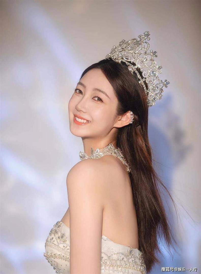 不用凹造型就赢了:魏菁的骨相和176cm的衣架子底盘,才是时尚圈抢着拍的真相 - 7