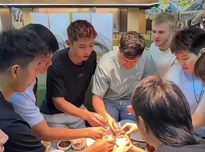 认赌服输!张继科输了请奥恰洛夫吃火锅,端一杯白酒敬奥恰万里驰援 - 7