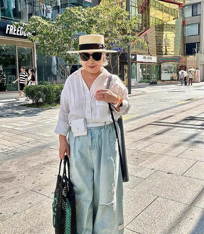 这位60+微胖奶奶真会穿，衣服讲究配色和长短，到老都是一枝花 - 18