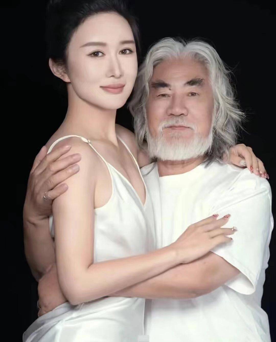 张纪中被曝婚内转移千万资产给小31岁现任，为爱剃掉30年胡子，转头向前妻“讨债” - 1