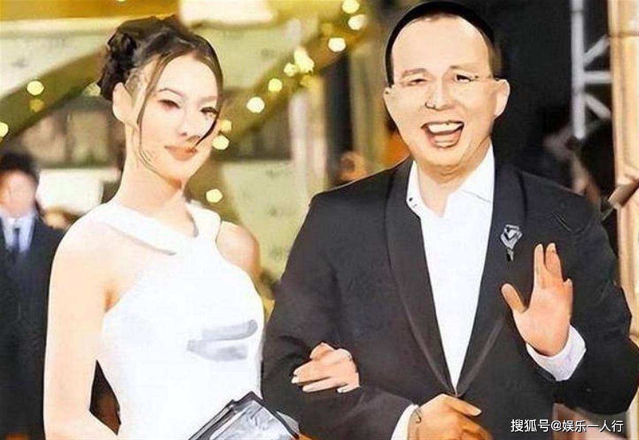 37岁梁洛施挽马浴柯走红毯:分手李泽楷15年,马浴柯左手戒指抢镜,她全程笑不拉满但没松过手 - 13