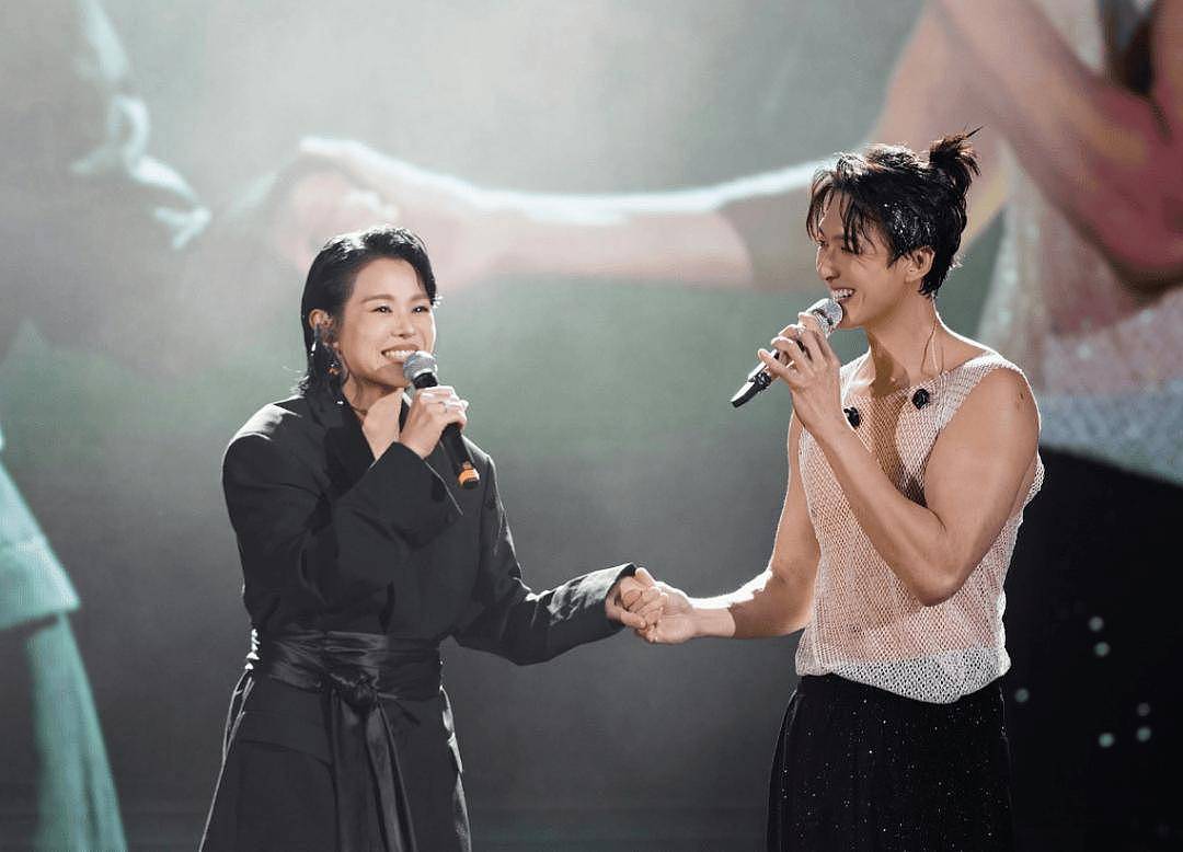 王浩信开演唱会牵手胡杏儿！当众解释两人关系！直言非常感激女方 - 5