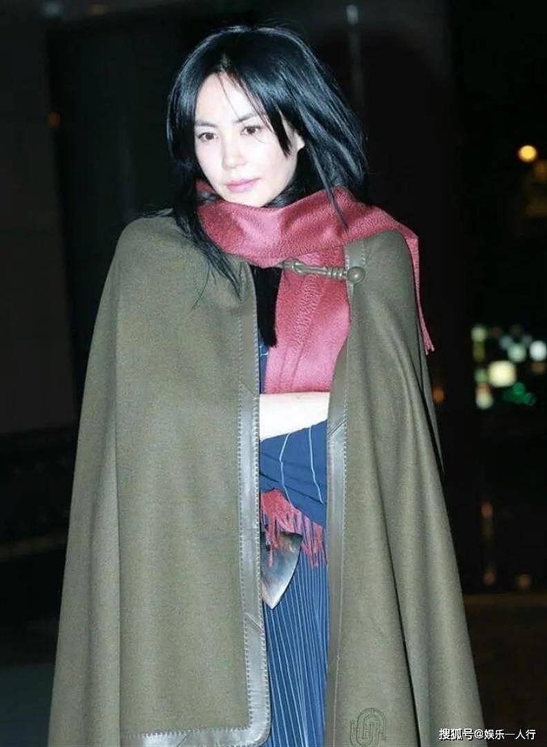 陪谢霆锋跑西安演唱会，王菲这身“无人问津”的宽T，终于暴露了她的穿衣底线 - 9