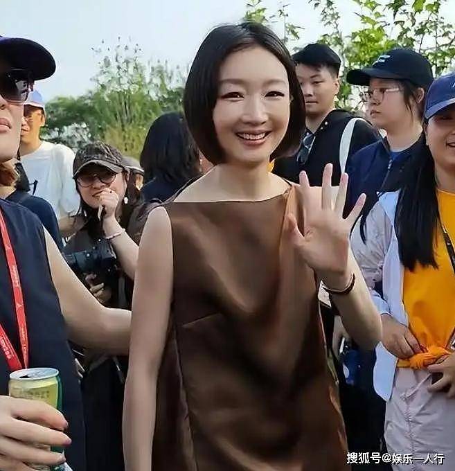 周冬雨话剧首演仅1天，遭网友怒批，难堪的一幕发生，了 刘昊然也被拉下水 - 1