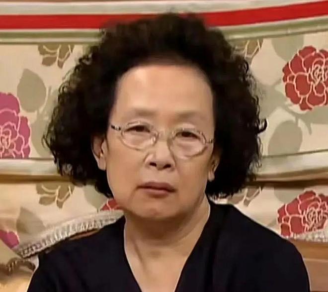 女人老了别只追求“驻颜有术”了，3个变美小技巧，做好1个就洋气 - 7