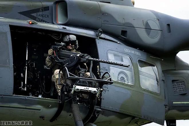 捷克UH-1Y“毒液”直升机训练 三色迷彩有灵性 舱门机枪手很重要 - 5