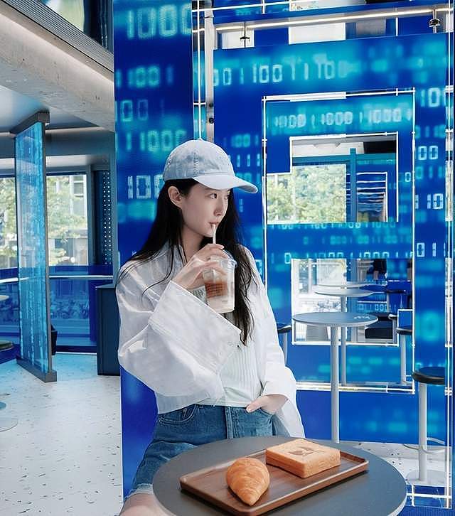 39岁刘亦菲素颜喝咖啡似女大学生：不开滤镜，她就是越素越能打 - 4