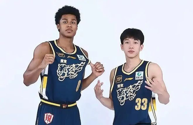 又一广东宏远弃将崛起！中国男篮20岁混血新星闪耀：砍28+11+5 - 3
