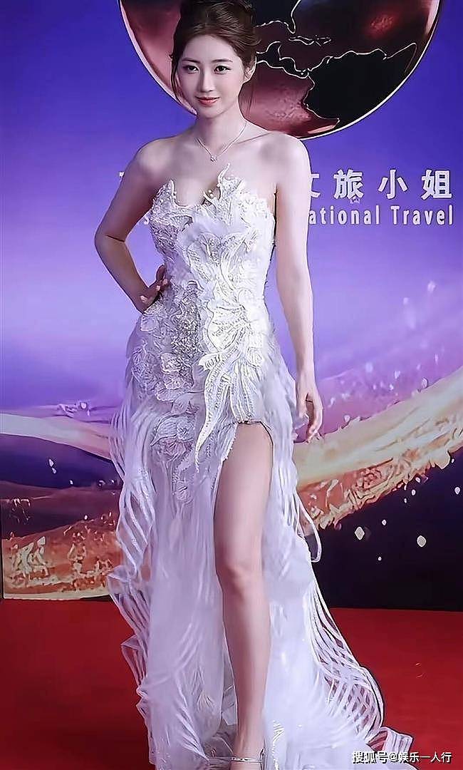 不用凹造型就赢了:魏菁的骨相和176cm的衣架子底盘,才是时尚圈抢着拍的真相 - 13