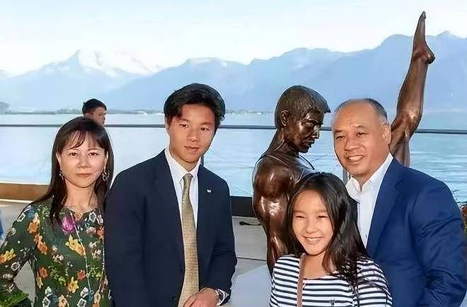 63岁李宁近况：一年赚取30亿，64岁妻子优雅，儿女齐全生活幸福 - 5