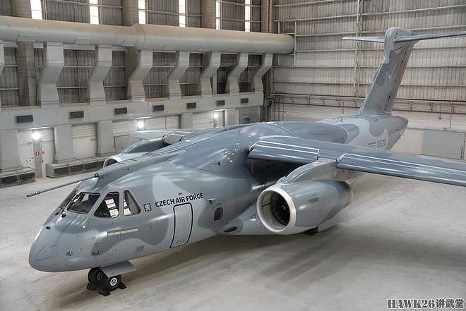 捷克第一架C-390中型运输机完成涂装 三色空优迷彩 显得特立独行 - 1