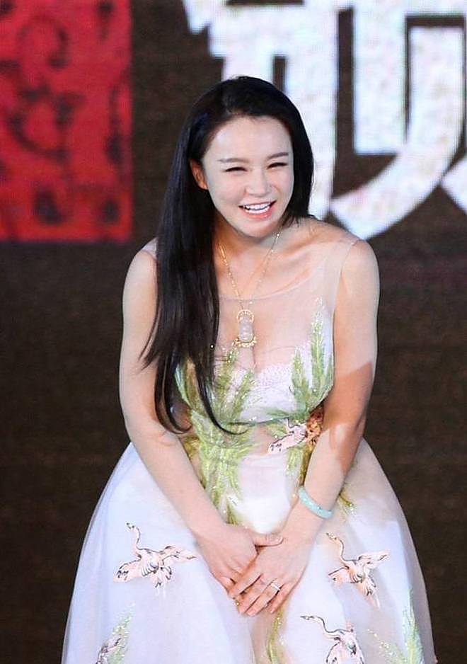中国卡戴珊？冉莹颖因过于暴露惹争议，只怪身材太火辣！ - 5