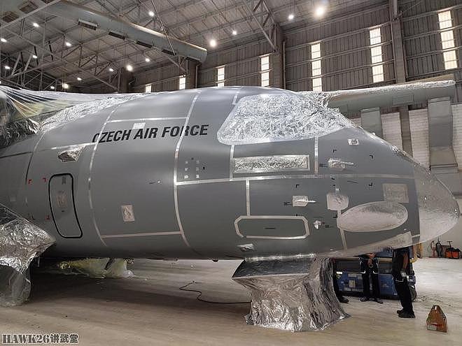 捷克第一架C-390中型运输机完成涂装 三色空优迷彩 显得特立独行 - 7