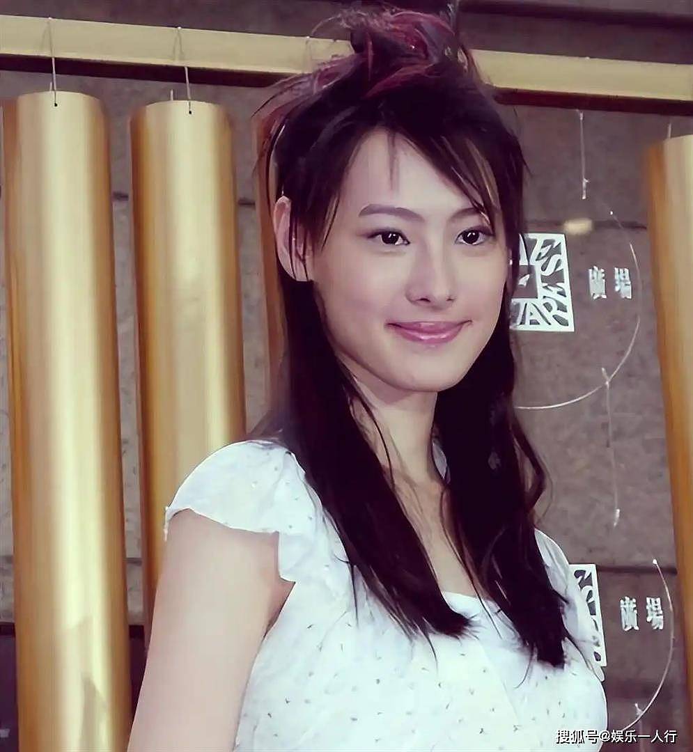 37岁梁洛施挽马浴柯走红毯:分手李泽楷15年,马浴柯左手戒指抢镜,她全程笑不拉满但没松过手 - 14