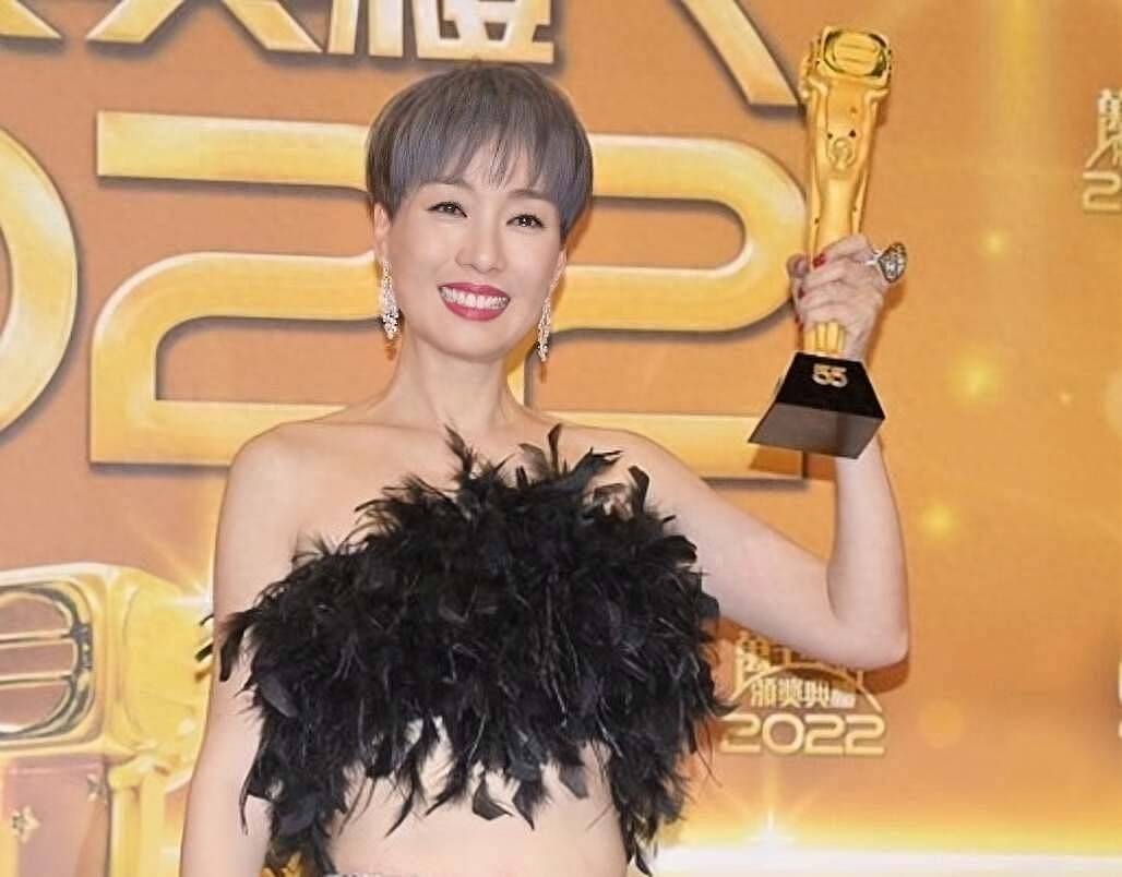 香港知名演员转型拍短剧,网友质疑遭降格,拿下视后两年无剧可拍 - 1
