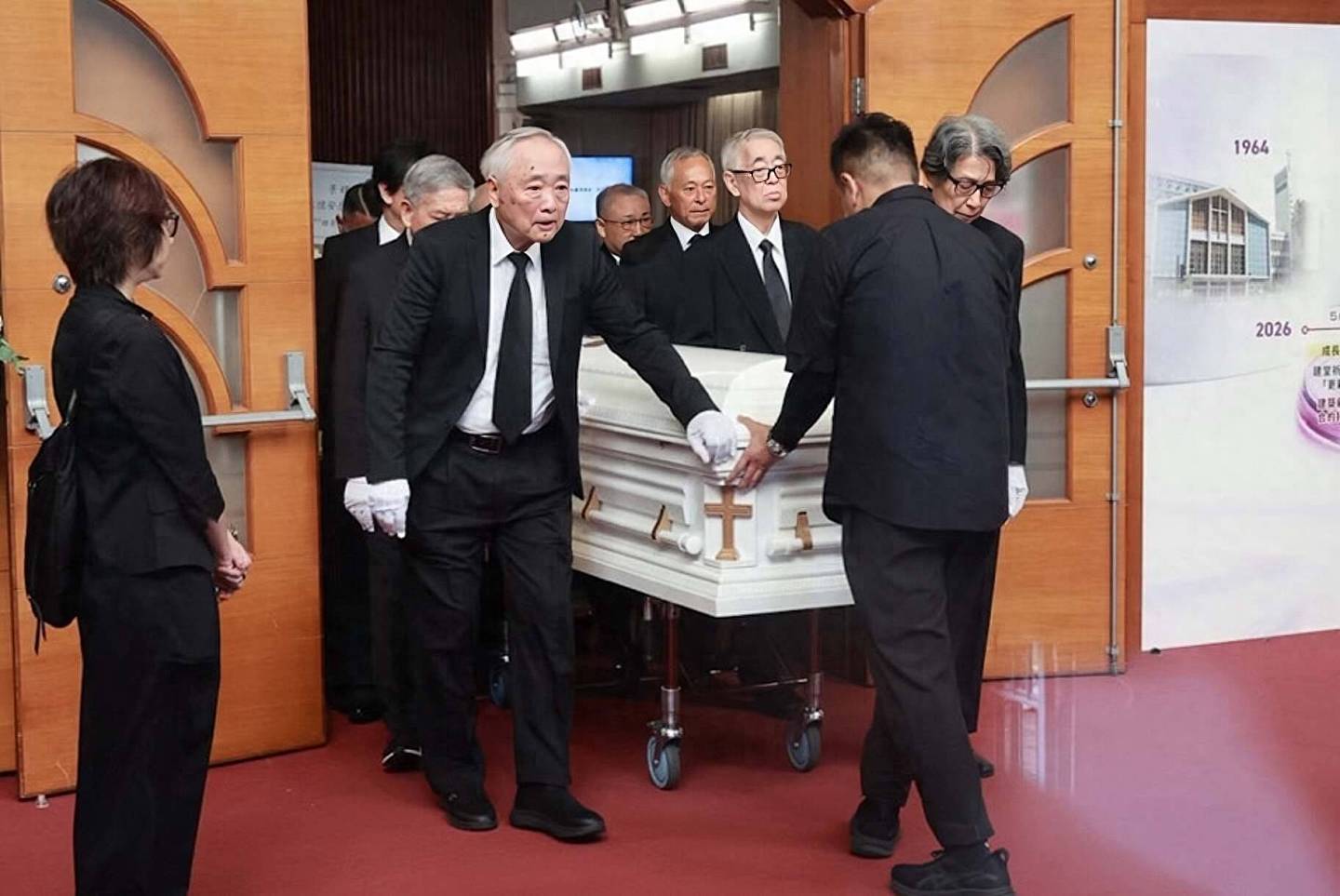 一路走好!香港知名老戏骨正式出殡,多位港星亲自到场送别 - 1