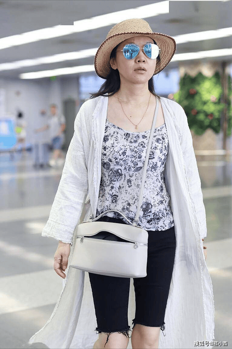 闫妮真有魅力,穿白T恤配卡其八分裤时髦减龄,中年女性穿搭范本 - 9