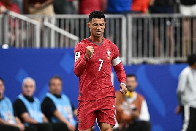 挑事？C罗双响后被问梅西2场5球！生气扭头就走：我才不在乎他呢 - 1