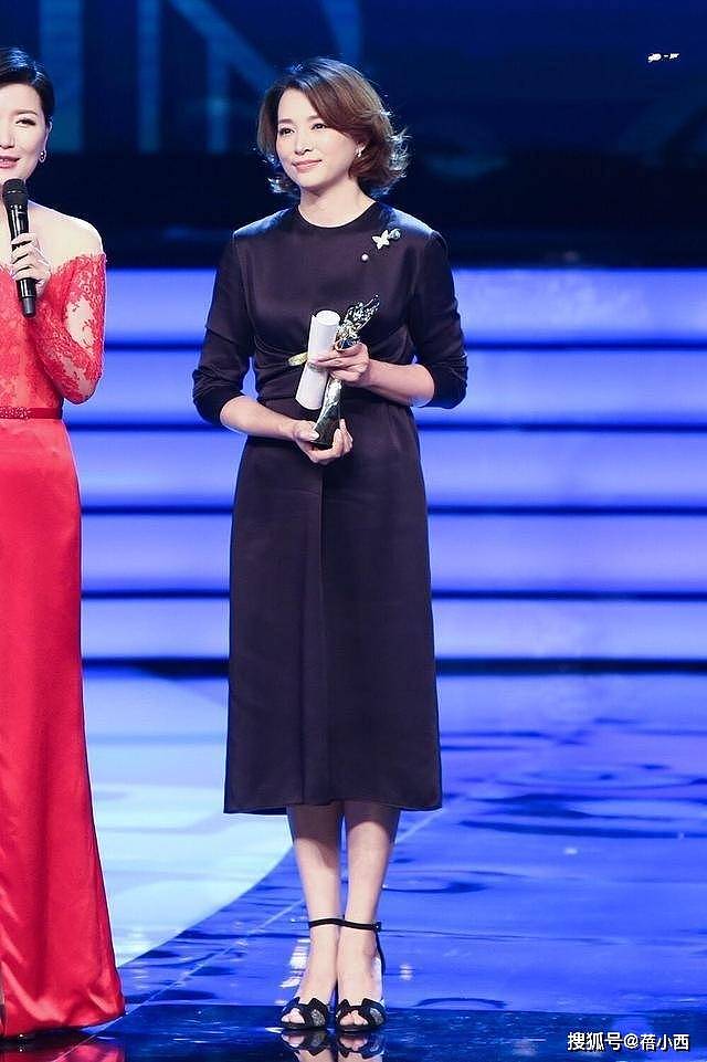 “董卿”去爬长城也穿得这么时髦！黑色T恤+九分裤，小白鞋真减龄 - 9