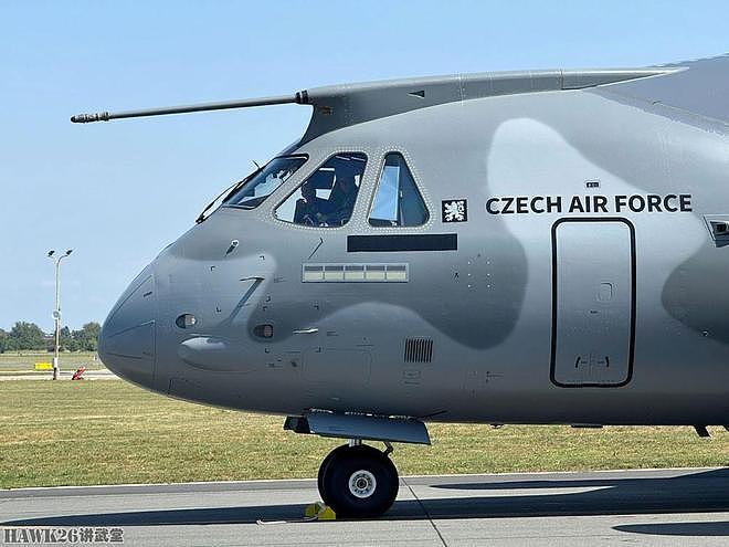 捷克空军举行首架C-390运输机接收仪式 走进驾驶舱 观看内部设备 - 5