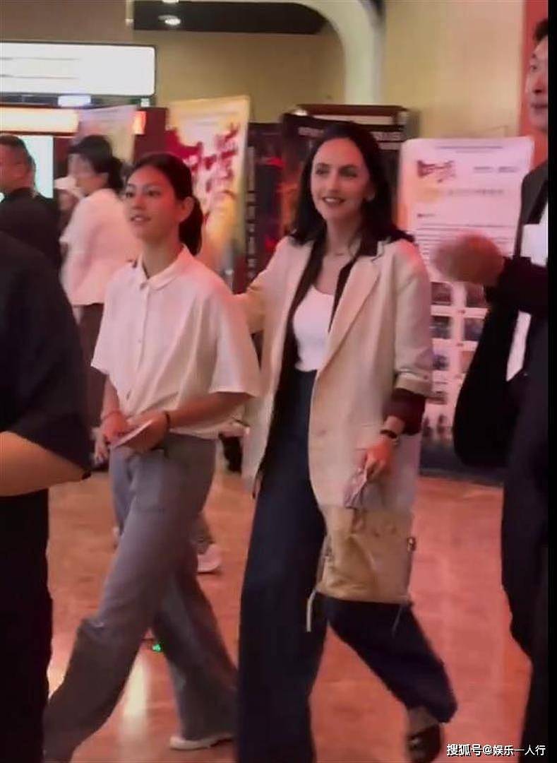 刘烨妻女现身《四渡》北京首映，14岁霓娜身高逼近1米7追赶妈妈安娜 - 2