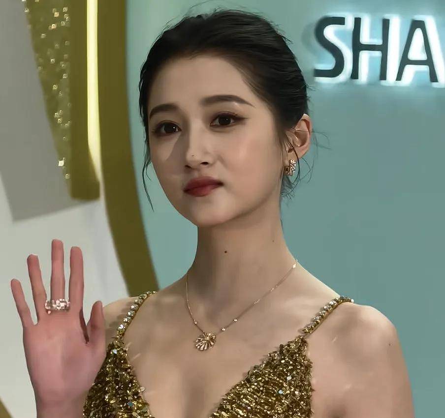白玉兰奖红毯生图来了！杨幂脸上凸起一条线，杨紫用力过猛妆太浓 - 17