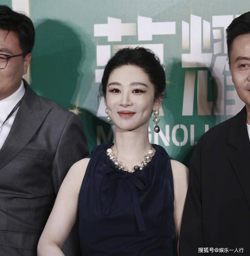 白玉兰晚宴无排位合影刷屏：杨紫主动让C，杨幂先扶孙俪再揽腰理裙摆，吴越站C的松弛感赢麻了 - 14
