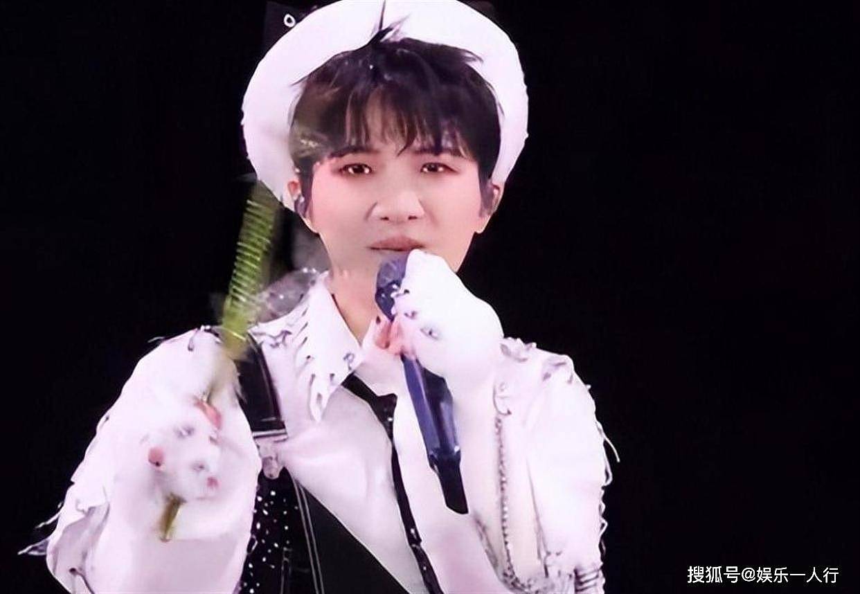 周深2026再陷“不男不女”争议？武汉场3.8万人合唱，李晨当年那句话终于应验了 - 40
