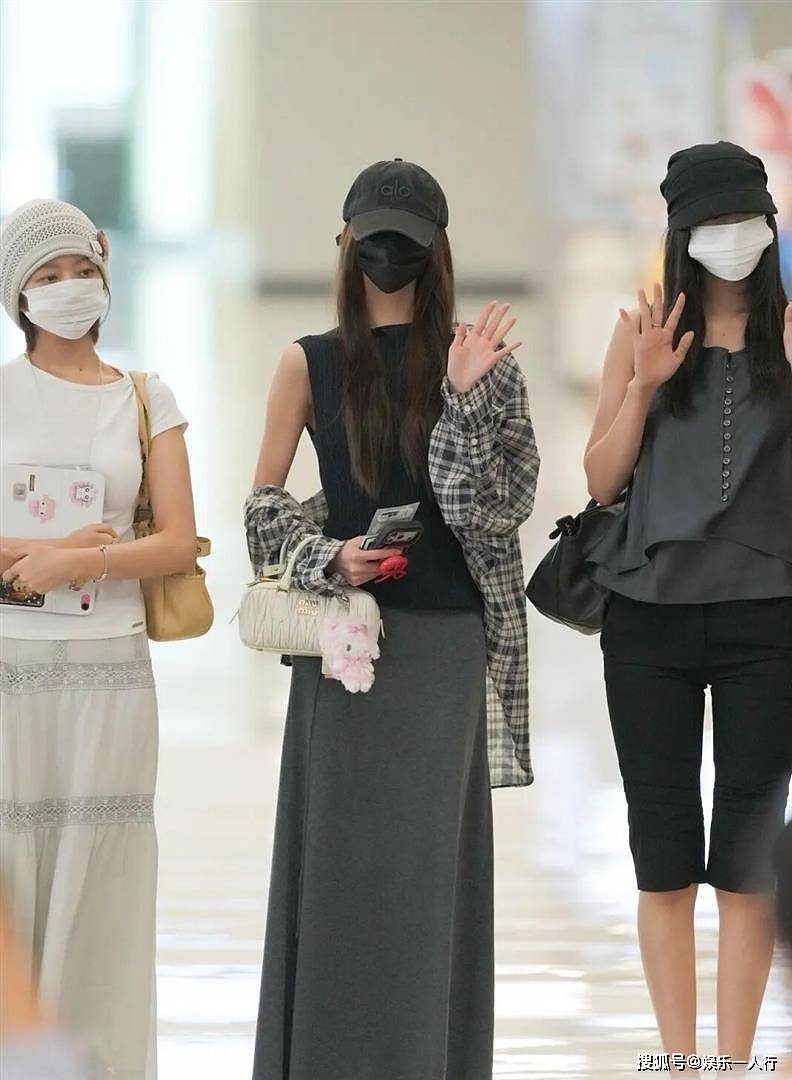 脸都没露穿双人字拖都能封神?张元英这身私服太抢镜,内娱男星都偷偷存图! - 5