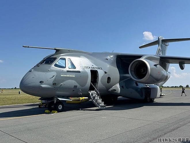 捷克空军举行首架C-390运输机接收仪式 走进驾驶舱 观看内部设备 - 10