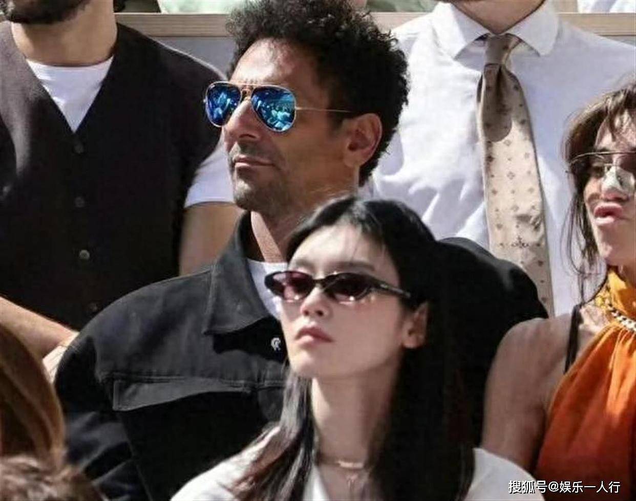奚梦瑶婚礼后独现法网！邀函写Ming Xi不贴何太太标签，颈间20万链子才是真老钱 - 3