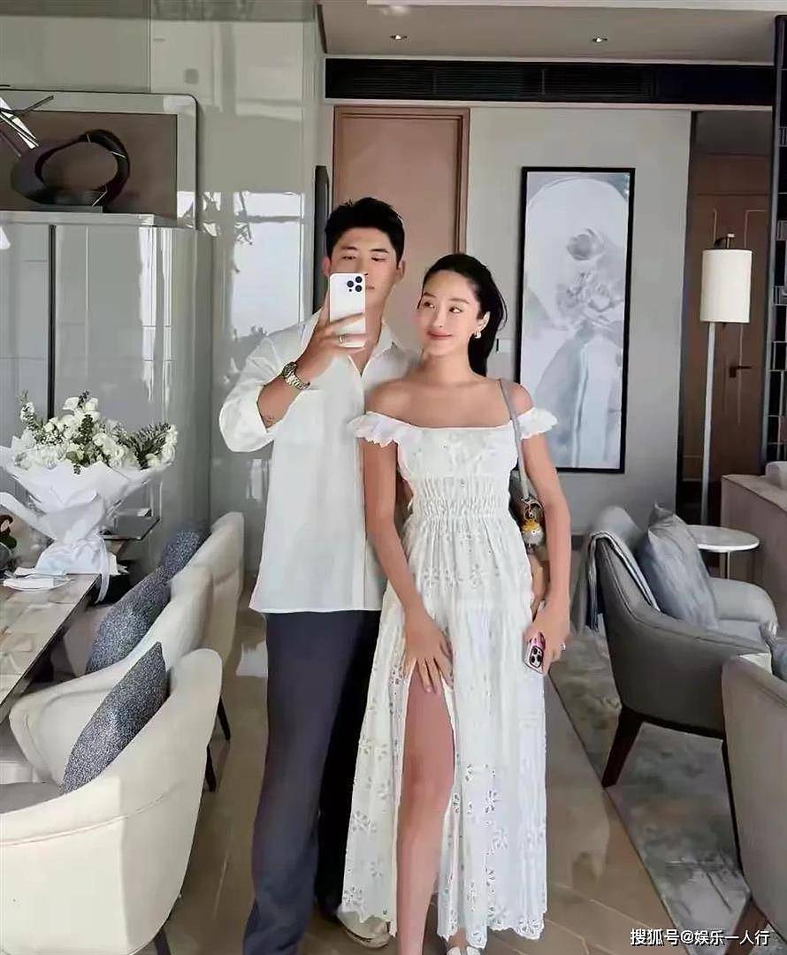 杨采钰少见秀恩爱,晒与富三代丈夫约会自拍,夫妻俩颜值相当养眼 - 1