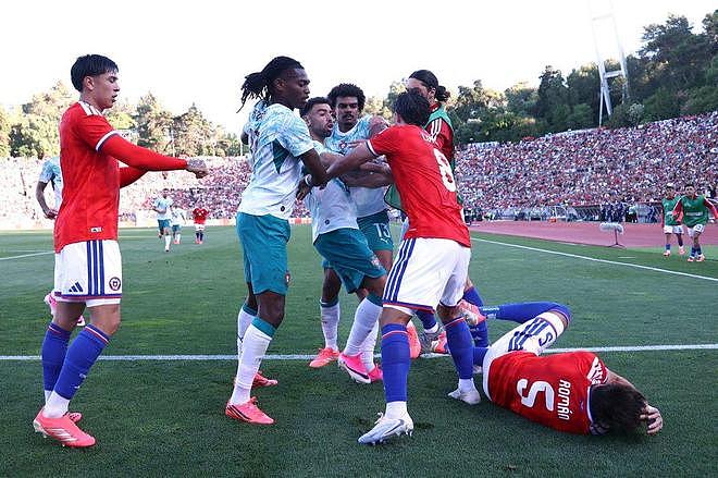 葡萄牙热身赛打架 5000万飞翼5次怒推+拳击对手染红 恐遭FIFA追罚 - 4