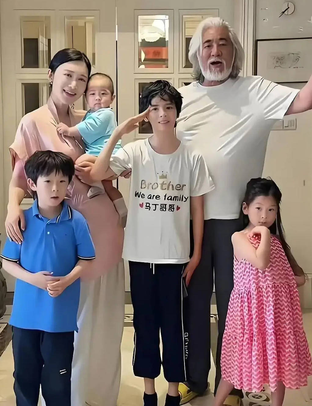 张纪中被曝婚内转移千万资产给小31岁现任，为爱剃掉30年胡子，转头向前妻“讨债” - 16