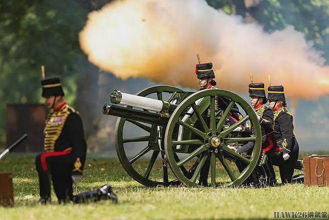 图说：英国皇家骑兵炮兵团鸣放礼炮41响 庆祝王后卡米拉78岁生日 - 13