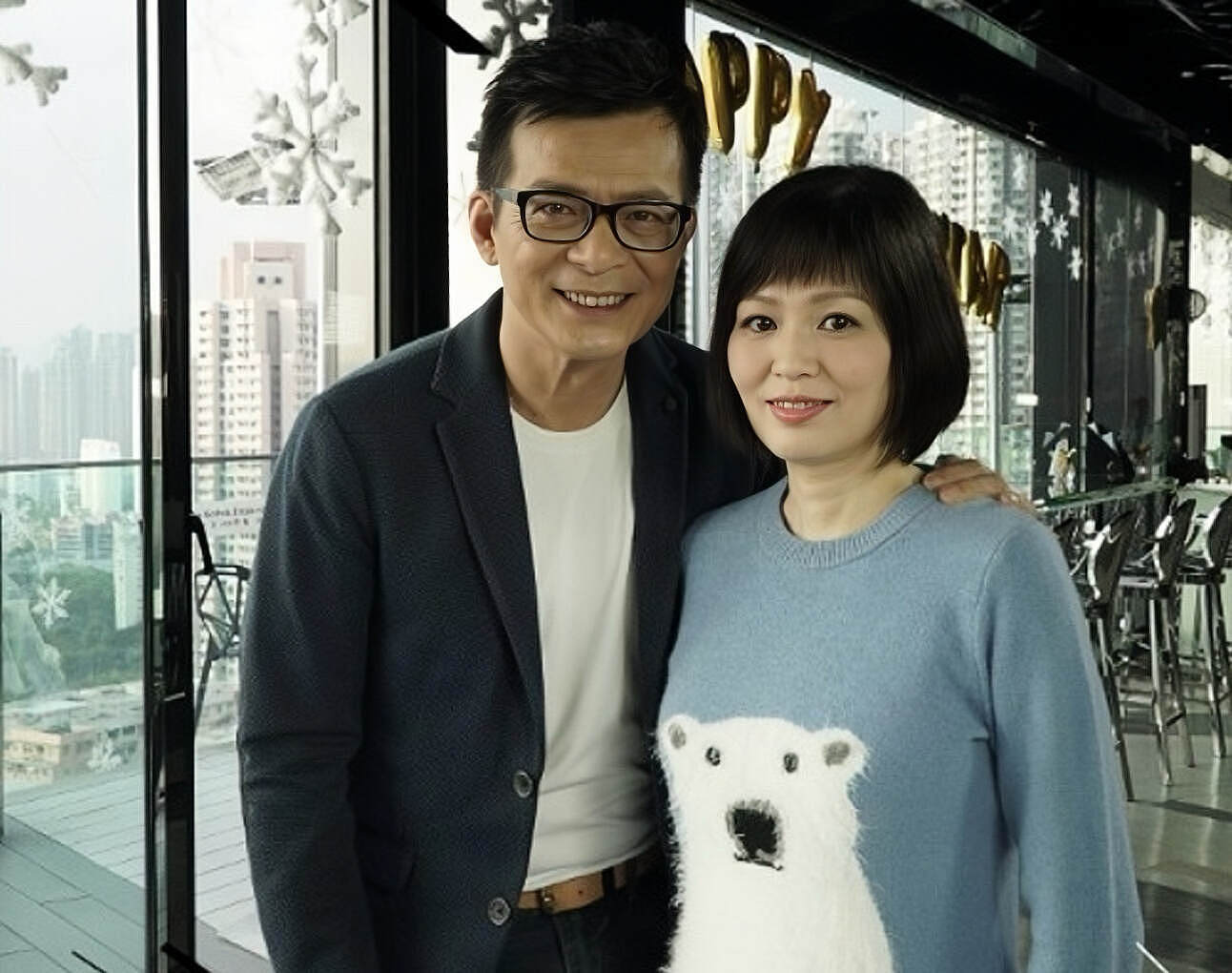 香港知名演员在街上抽烟被拍,宣布退出娱乐圈,丧妻六年至今单身 - 4