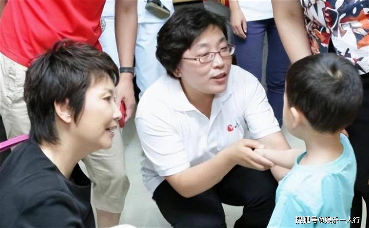 宁辛：22岁母逝父瘫，与丈夫分居22年无孩，她把“苦”字刻进了名字里 - 17