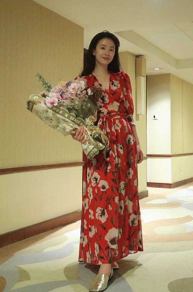 女人老了别只追求“驻颜有术”了，3个变美小技巧，做好1个就洋气 - 13