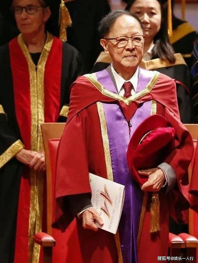 一场丧礼震动全香港！百位名流出席，霍启刚破例出席，周润发刘德华垂首，扶灵唯一人竟是他 - 15