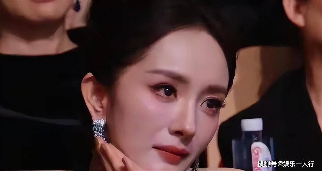 杨幂白玉兰2秒“黑脸”被骂输不起？先看白宇折给她的那朵白玉兰再说 - 1