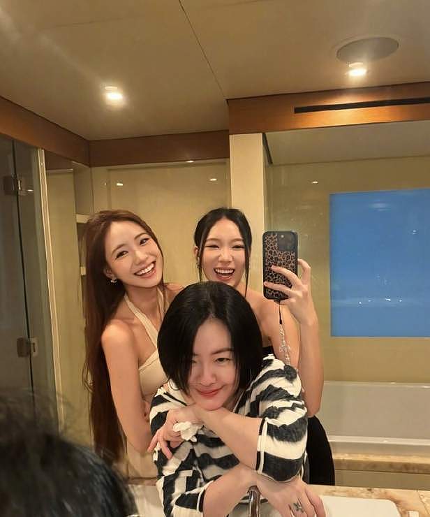 小S香港全家游走出低谷：和许雅钧打破婚变传闻，俩女儿美似超模 - 2