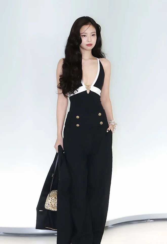 Jennie再封神，为何她每次造型都能“出圈”！ - 5