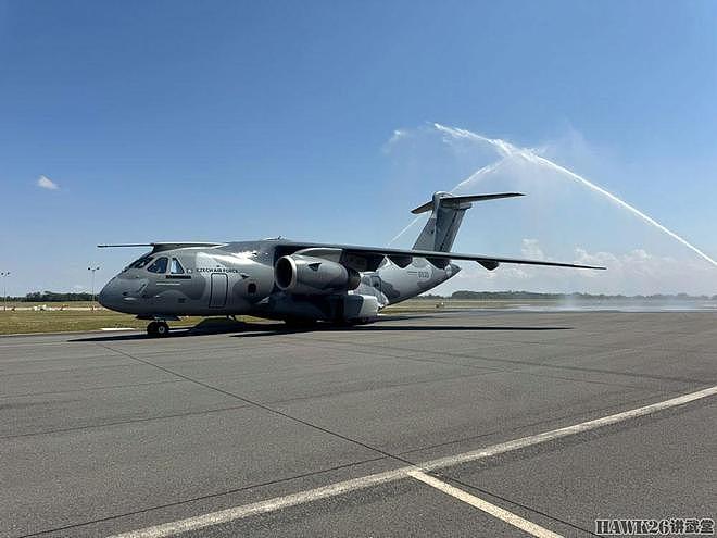 捷克空军举行首架C-390运输机接收仪式 走进驾驶舱 观看内部设备 - 3
