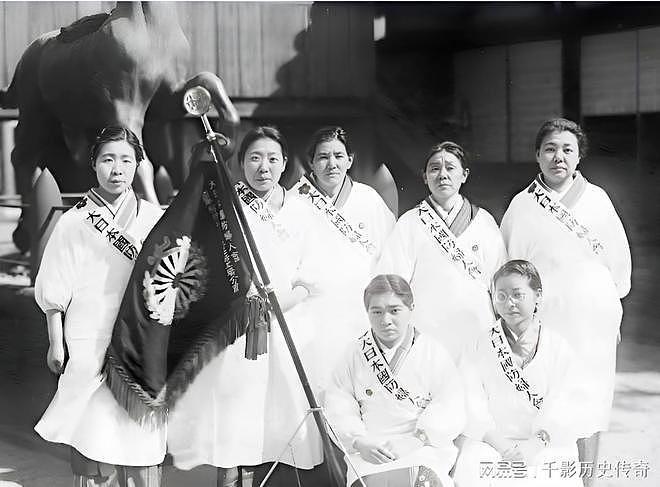 1937年，一个日本女人被扯开大腿，日本兵犯下禽兽暴行 - 2