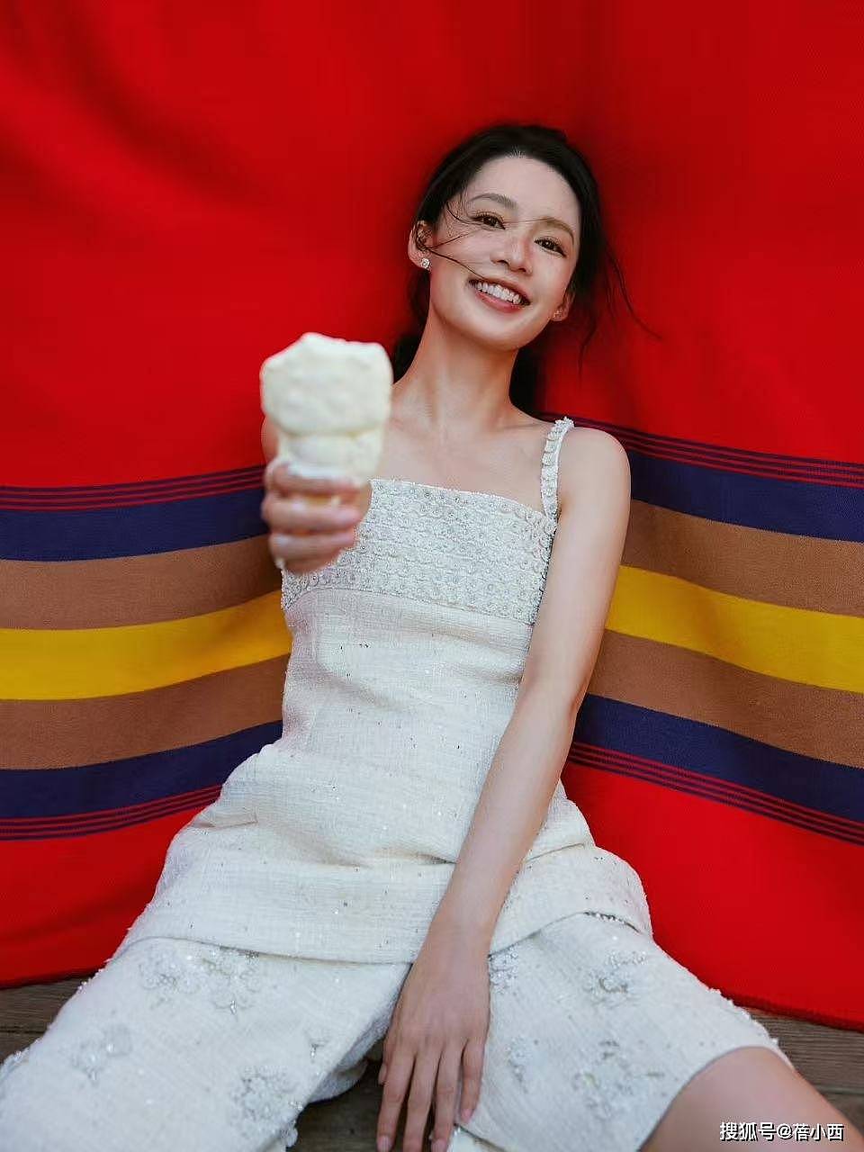“李沁”的身材被低估了！穿紧身T恤+牛仔裤走机场，凹凸感好抢镜 - 9
