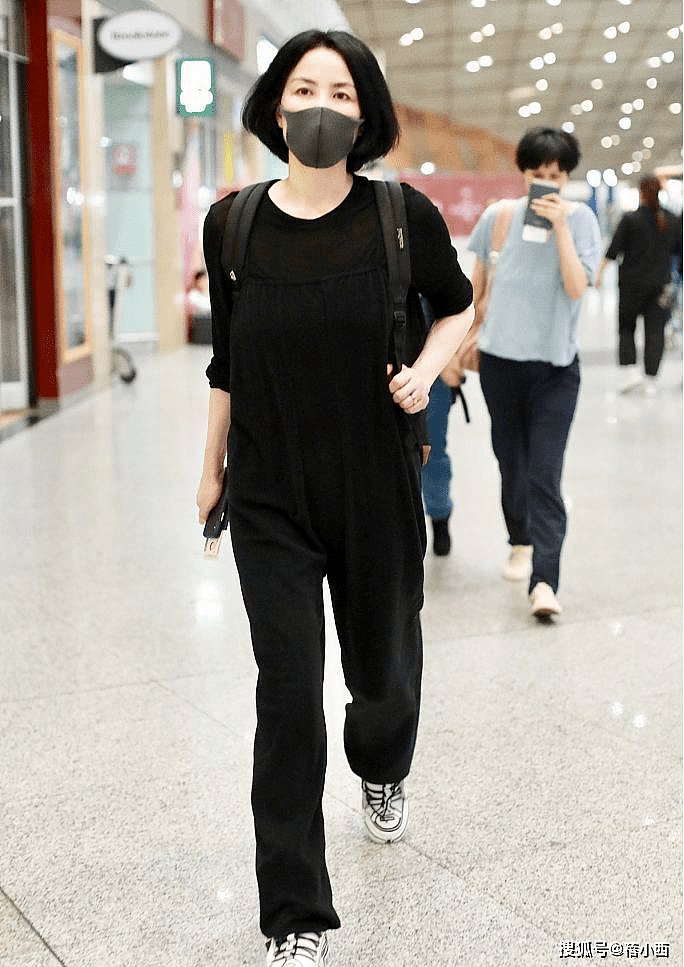 王菲带火了“松弛感”穿搭：碎花裙+平底凉鞋，完全没有大妈味！ - 9