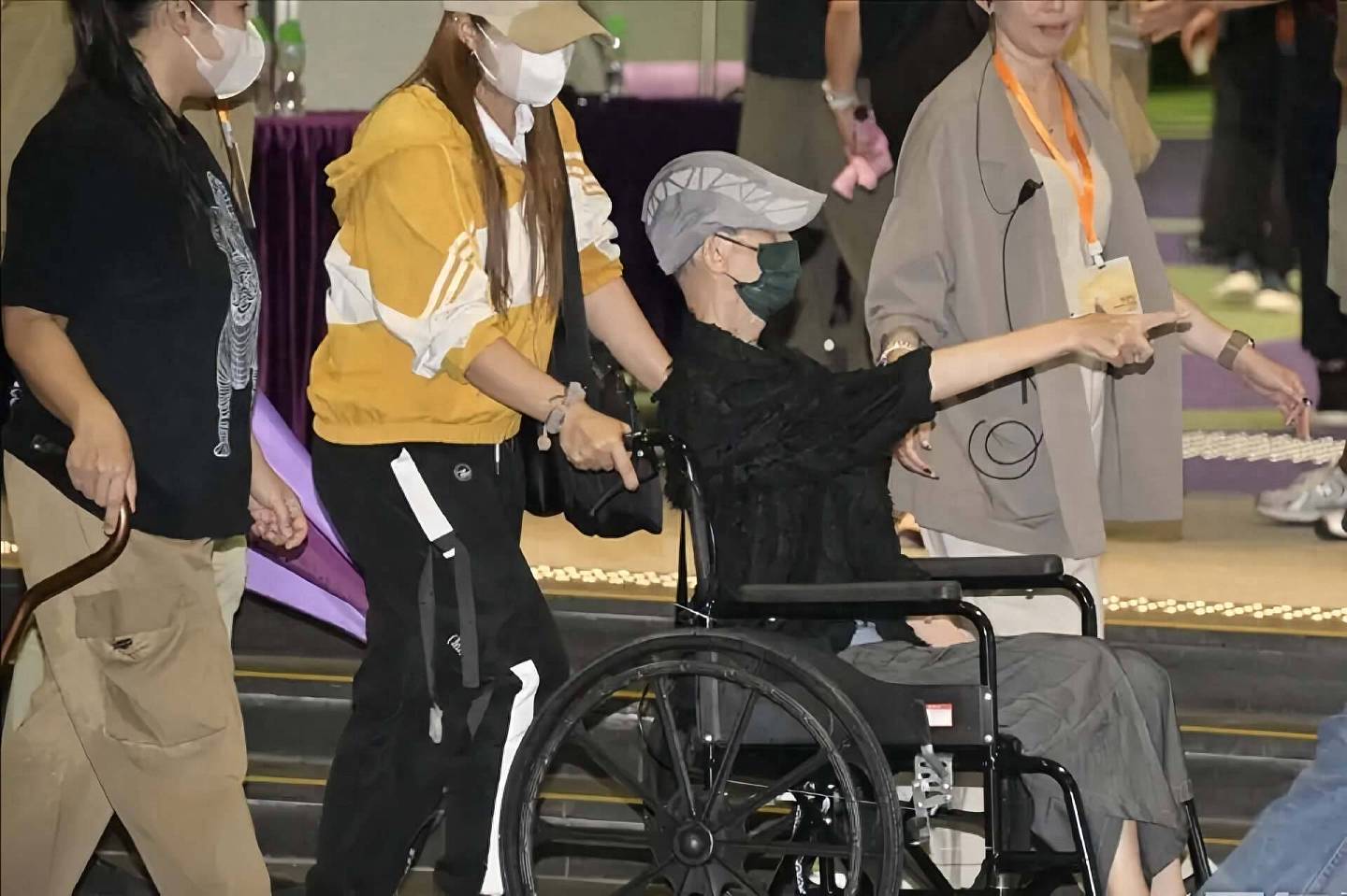 香港知名演员靠轮椅代步，瘦成皮包骨拒绝受访，患鼻咽癌花光积蓄 - 1