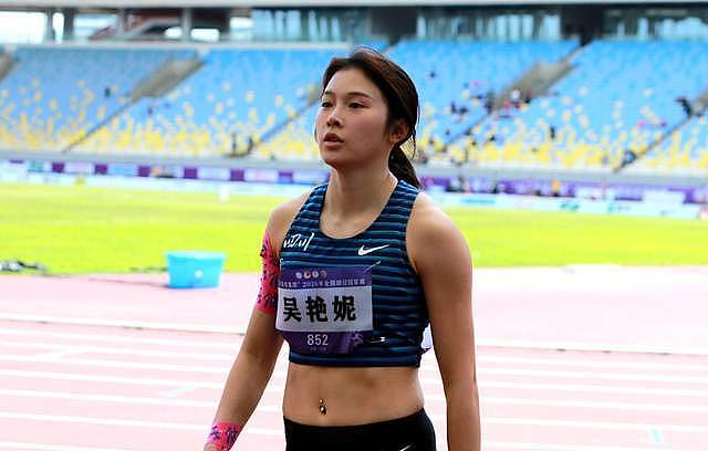 莫家蝶领先却摔倒！冠军赛吴艳妮12秒99夺冠，无人达亚运选拔标准 - 1