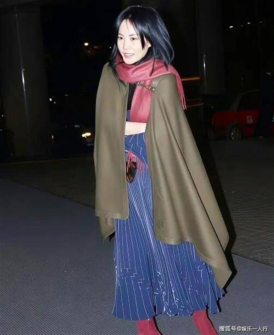 陪谢霆锋跑西安演唱会，王菲这身“无人问津”的宽T，终于暴露了她的穿衣底线 - 4