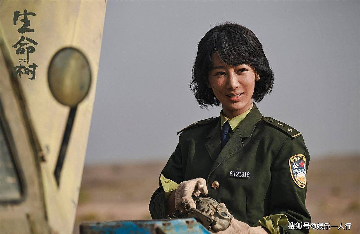 白玉兰晚宴无排位合影刷屏：杨紫主动让C，杨幂先扶孙俪再揽腰理裙摆，吴越站C的松弛感赢麻了 - 12